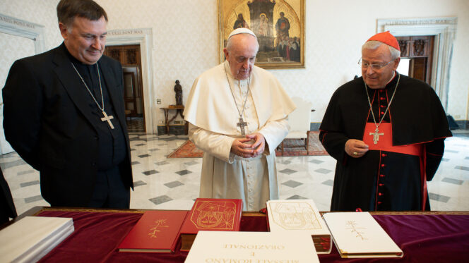 Il cardinale Bassetti presenta al Papa il nuovo Messale della Cei _