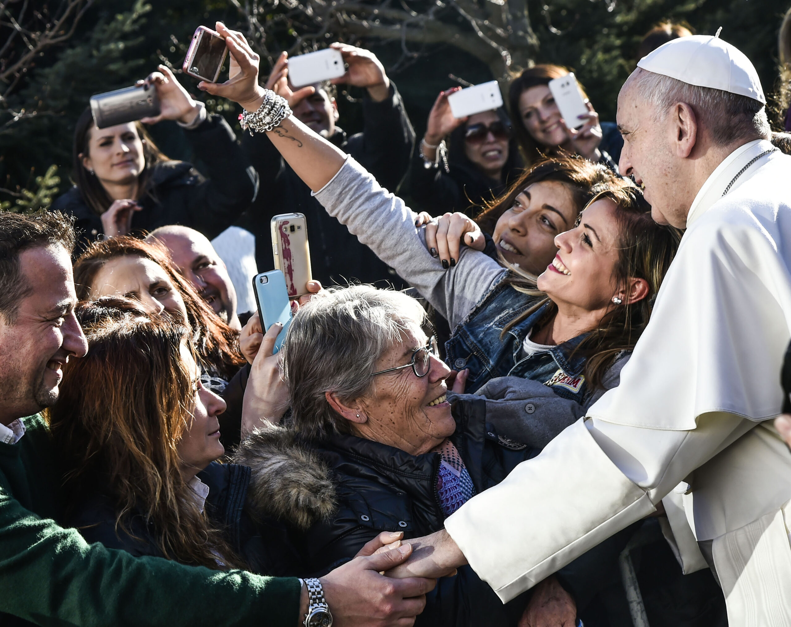 Roma 19 Febbraio 2017 Papa Francesco va in visita nella parrocchia di Santa Josefa a Ponte di Nona,Selfie